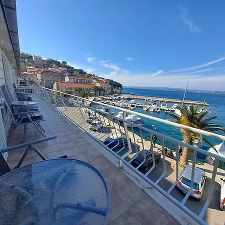 Charming Entire In Raie With Security And Comfort * Račišće
