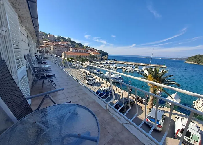 Charming Entire In Raie With Security And Comfort * Račišće